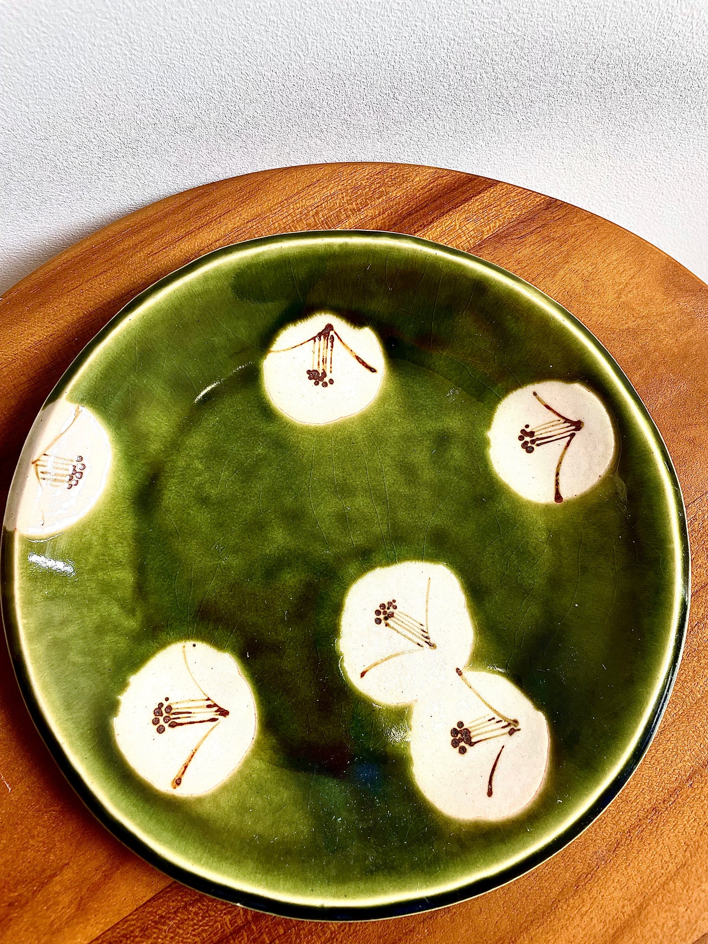 Zoho Gama Dark Green with Flower Pattern Plate蔵珍窯 織部椿中皿