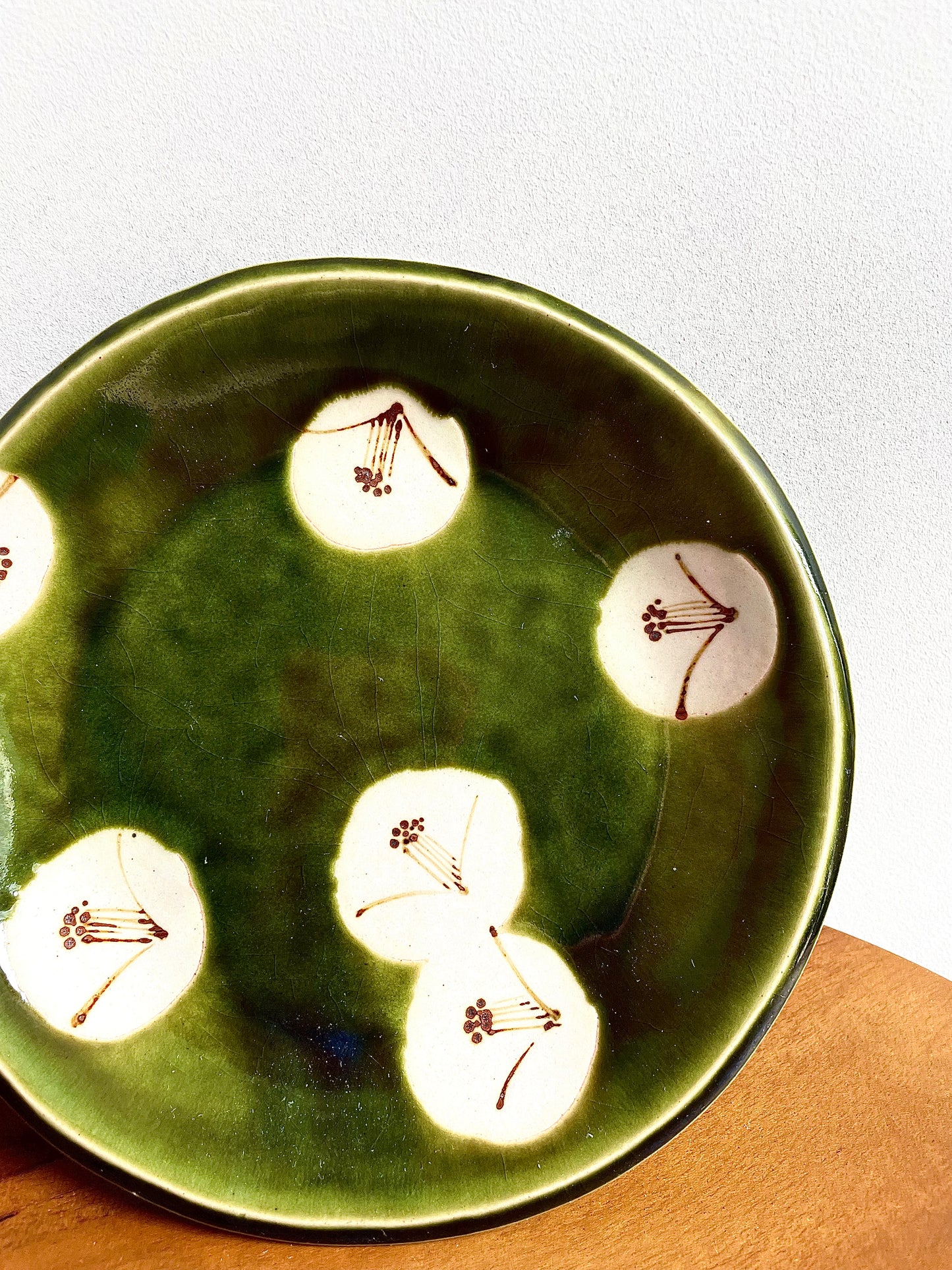 Zoho Gama Dark Green with Flower Pattern Plate蔵珍窯 織部椿中皿