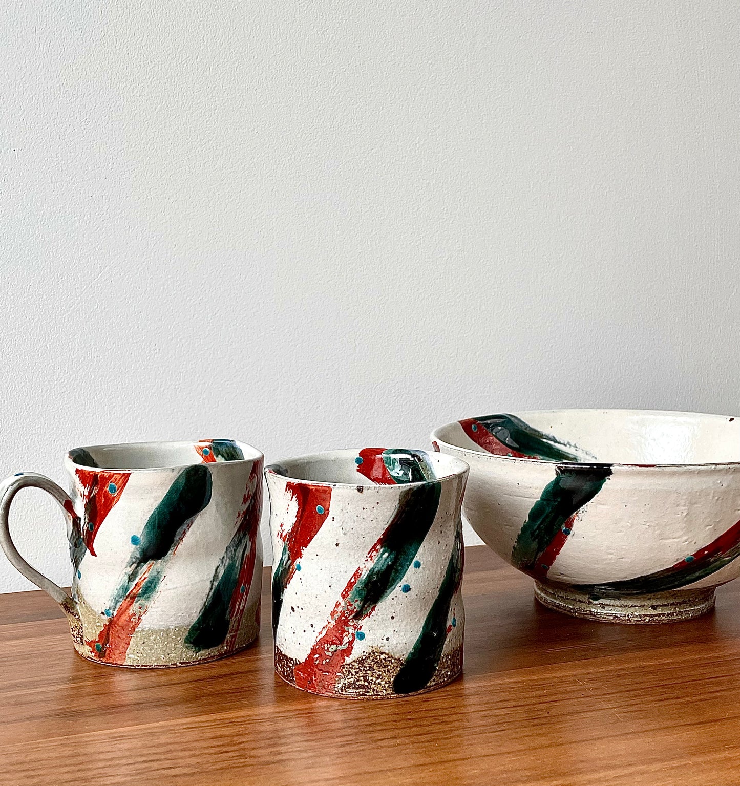Red and Dark Green Brushes Pattern Large Bowl 虚空藏窑 色绘刷毛目